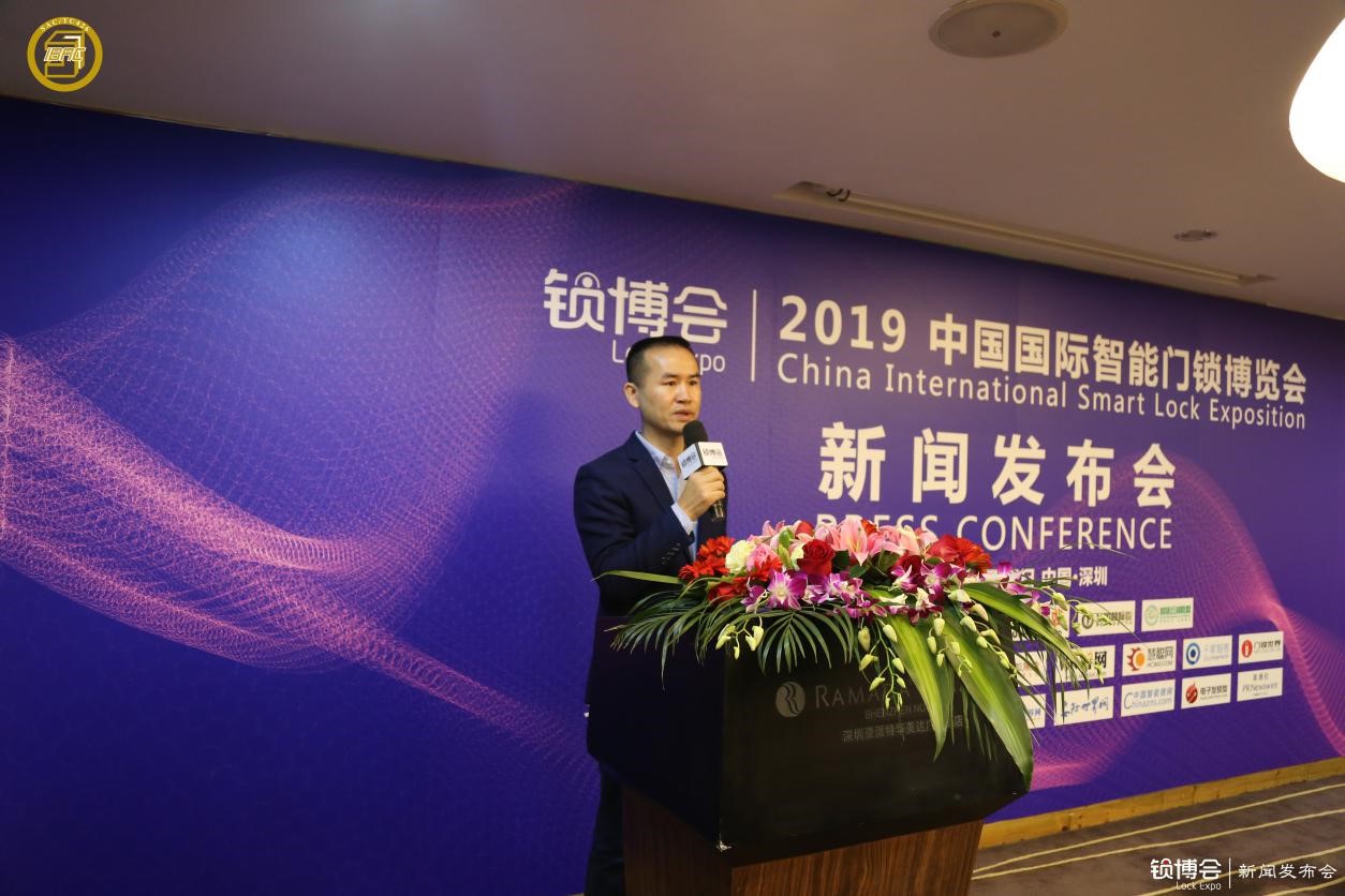 (深圳市物聯傳媒有限公司總經理楊偉奇現場回答媒體問題)