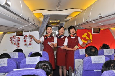 一路紅歌飛井岡 -- 國航保障全國優秀黨員代表包機側記
