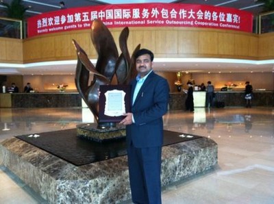 Infosys中國副總裁、Infosys公共事業(yè)部負責人Naren Gogula先生代表Infosys中國領取“十大在華全球服務供應商”獎牌