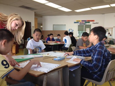 北京新東方國際游學的孩子們深入國外學校課堂，分組互相討論完成課堂作業