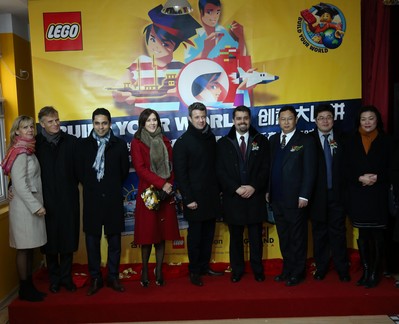 圖一：丹麥王國腓特烈王子（中）、瑪麗王妃（左四）、丹麥大臣Manu Sareen先生（左三）、丹麥駐華大使裴德盛先生（左二）、教育部國際合作與交流司處長楊曉春（右三）與樂高中國區(qū)總經(jīng)理姚思鵬（右四）共同開啟比賽。