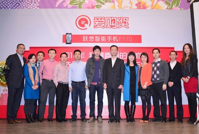 觸動傳媒聯(lián)合首席執(zhí)行官歐陽伯康先生和聯(lián)想MIDH開放市場運營管理兼新通路業(yè)務(wù)總經(jīng)理賀盛芬女士與京東商城、凡客誠品、當當網(wǎng)等11家獲獎電商合影