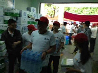 蒙牛志愿者在雅安市第二醫院搬卸捐贈醫院的牛奶1