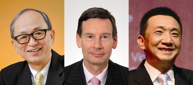 (左起) 世界黃金協(xié)會(huì)遠(yuǎn)東區(qū)董事總經(jīng)理鄭良豪、國(guó)際鉑金協(xié)會(huì)首席執(zhí)行官高偉政、上海鉆石交易所總裁林強(qiáng)