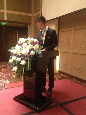 沈陽保成希爾頓逸林酒店代表餐飲企業上臺宣讀承諾書。