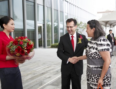靜安香格里拉大酒店總經(jīng)理艾博睿先生迎接第一位住店貴賓 -- 洪晃女士