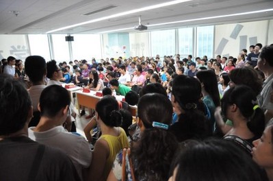 活動現場擠滿了前來參會的家長和學員