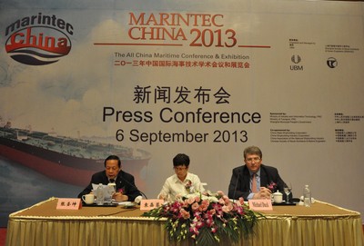 中國國際海事會展的第一次新聞發佈會
由左至右：張聖坤教授，袁嘉蓉女士及麥高德先生
