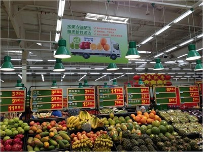 各種優(yōu)質水果通過沃爾瑪生鮮配送中心每天新鮮送達門店。