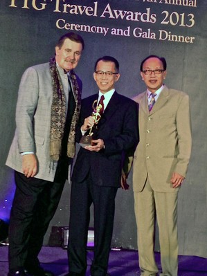 新加坡文華大酒店經理 Danny Wong 先生接受「新加坡最佳城市旅館 (Best City Hotel - Singapore)」獎。