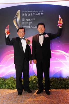 OUE Hospitality REIT Management 的執行長 Chong Kee Hiong 先生代表君華酒店集團在頒獎典禮上接受獎項。