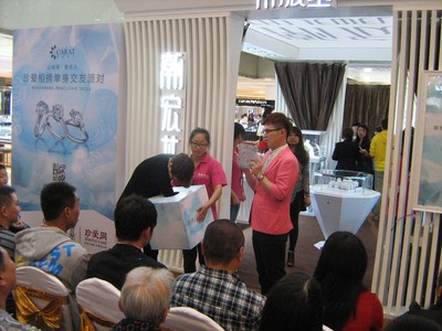 “克拉女人，珍愛(ài)網(wǎng)相擁”，參與活動(dòng)的會(huì)員正在抽取克拉美鉆大獎(jiǎng)