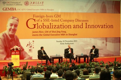 從左至右：上海交通大學(xué)-美國(guó)南加州大學(xué)全球EMBA項(xiàng)目學(xué)術(shù)主任陳百助教授，水井坊董事、總經(jīng)理Jim Rice（大米），上海交通大學(xué)安泰經(jīng)濟(jì)與管理學(xué)院副院長(zhǎng)呂巍教授。