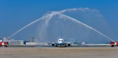 廈航舉辦簡潔而隆重的儀式為第100架飛機接風洗塵，寓意廈航開啟嶄新的航程。