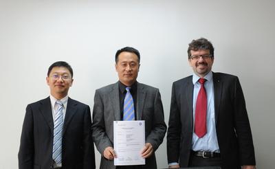 TUV SUD 風力發電機認證部總監 Alexander Trunz 先生<br />為華銳風電技術副總監劉作輝先生頒發證書 