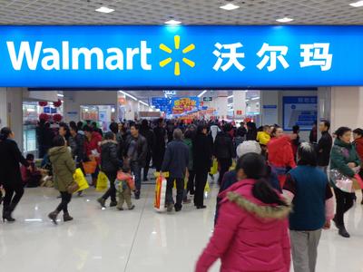 云南昭通沃爾瑪開業(yè)首日迎來眾多購物熱情高漲的消費(fèi)者，商場內(nèi)外人頭涌涌。
