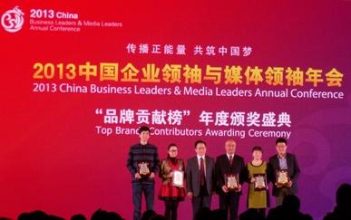 右一為晶茂全國商務部總經理丁思淵