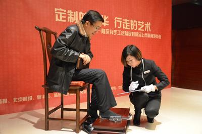 隆慶祥量體師為首位定制皮鞋客戶現場量腳