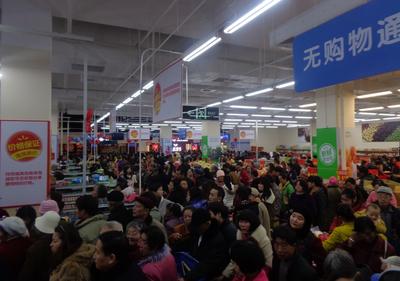 沃爾瑪云南昆明昌源中路店盛大開業，商場內人頭涌涌，工作人員馬不停蹄